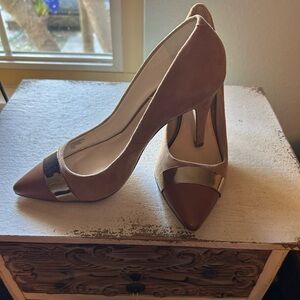 Banana Republic Tan and Gold Heels